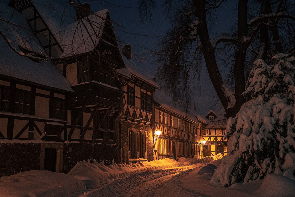 Winterliche Straße wie im Weihnachtsgedicht