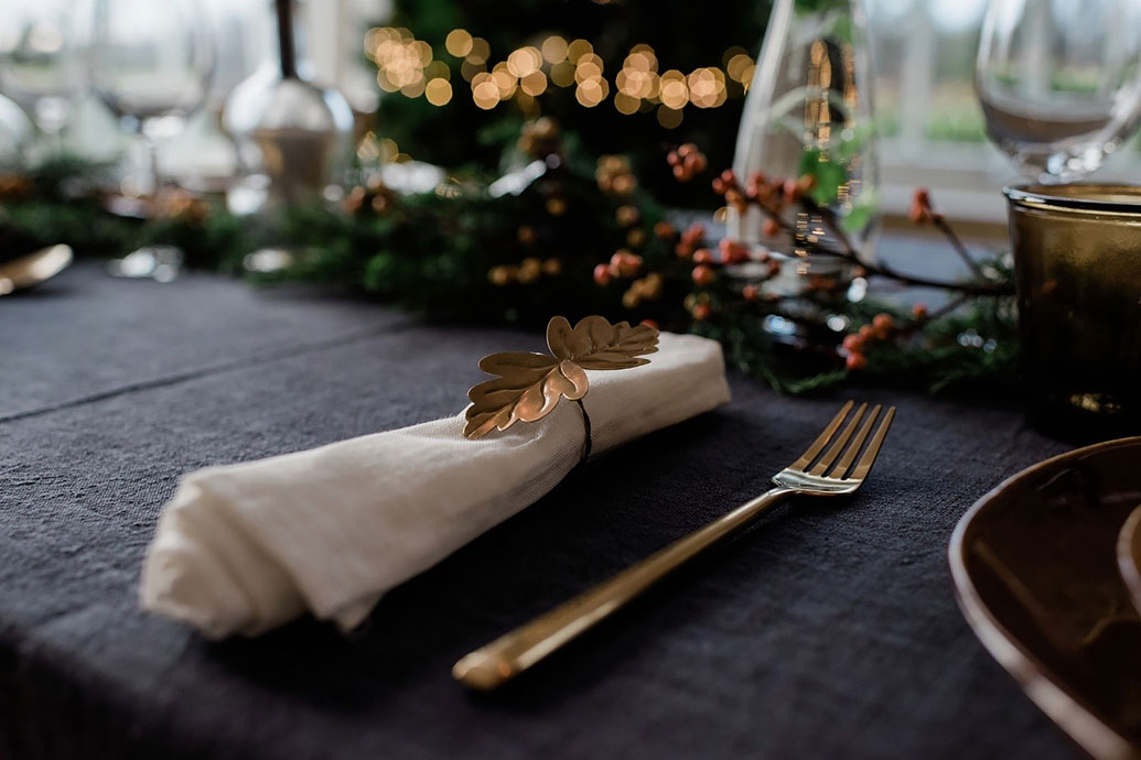 Decorate the dining table for Christmas with floral elements