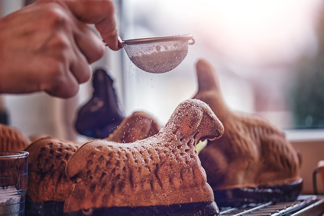 Süße Osterlämmer gehören zum Osterbrauchtum