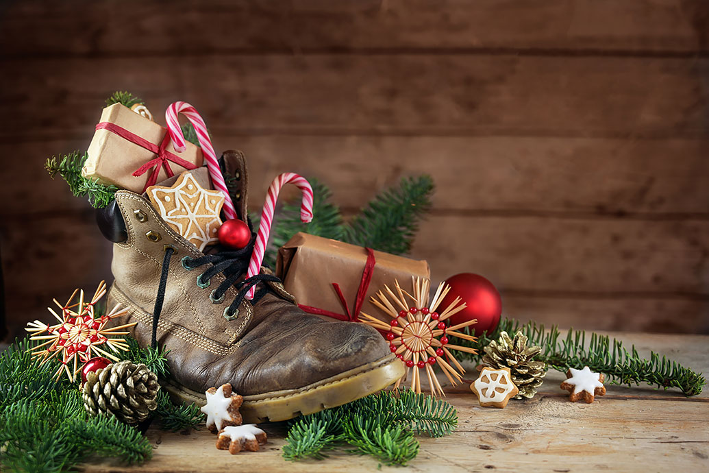 Der Nikolaus bringt am Nikolaustag Nüsse, Mandarinen und Äpfel.