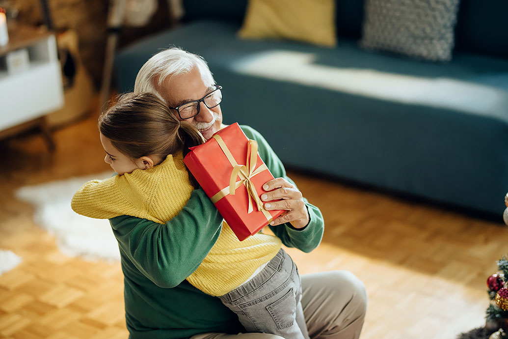 Il nonno fa regali a suo nipote