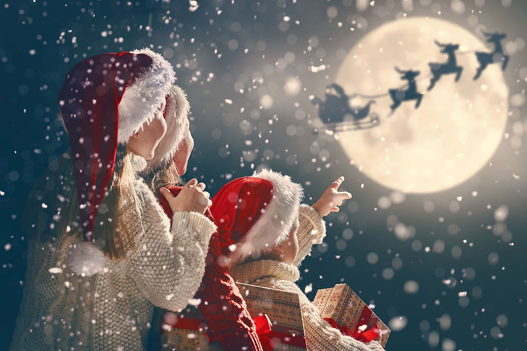 Children see Santa's reindeer sleigh