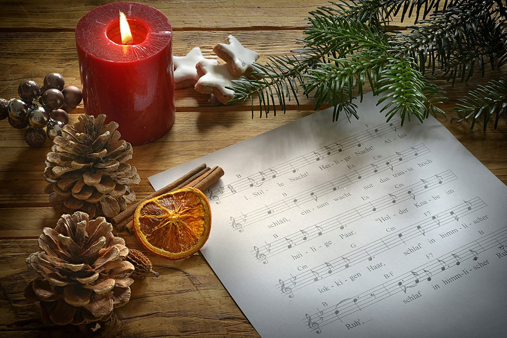 Weihnachtlich dekoriertes Notenblatt zu Stille Nacht
