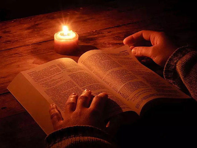 Bibel lesen bei Kerzenlicht
