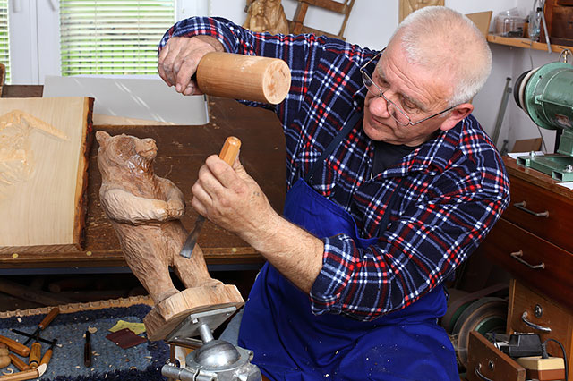 Utilizzano le tradizionali tecniche di intaglio del legno per creare  stupende sculture in 3D
