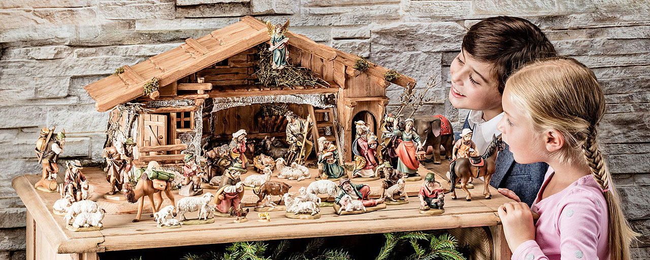 Alpine nativity scene (with pedestal)