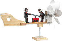 Windrad mit 2 Feuerwehrmänner und Handpumpe