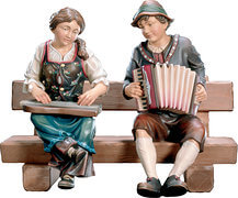 Zither- und Ziehharmonikaspieler sitzend auf Bank