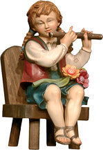 Querflötenspielerin sitzend und Stuhl
