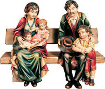 Familie auf Bank mit drei Kinder